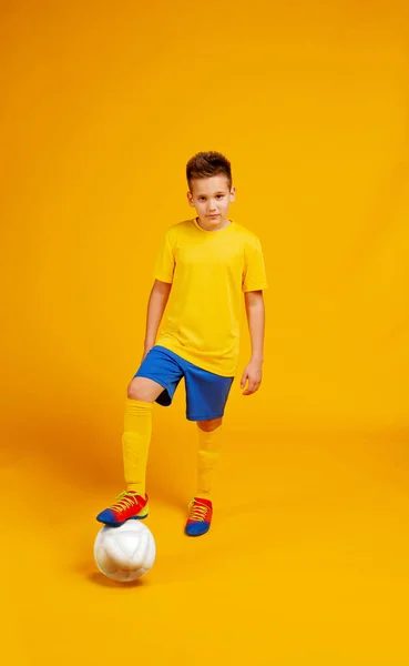 Menino Uniforme Futebol Backgroun Amarelo — Fotografia de Stock