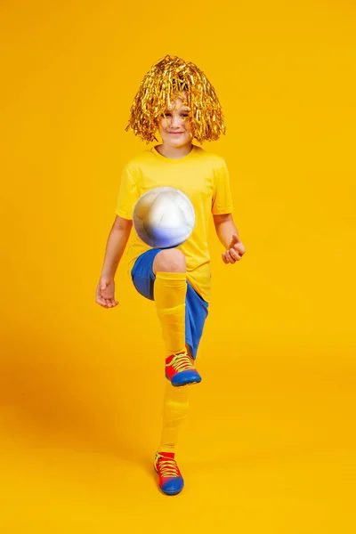 Chlapec Fotbalovým Míčem Bambulkami Pro Fanoušky Hlavě — Stock fotografie