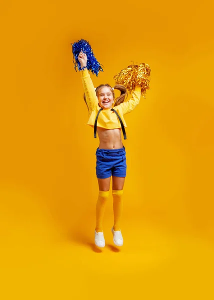 Menina Líder Torcida Tanque Amarelo Calções Azuis Detém Pompons Danças — Fotografia de Stock