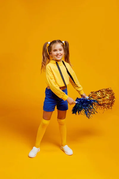 Menina Cheerleader Top Tanque Amarelo Calções Azuis Está Dançando Com — Fotografia de Stock