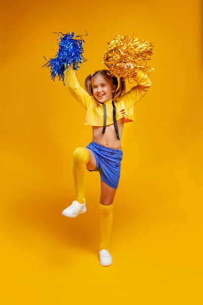 Cheerleader Mädchen Gelbem Panzer Und Blauer Shorts Hält Pompons Der — Stockfoto
