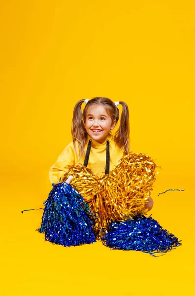 Menina Líder Torcida Tanque Amarelo Calções Azuis Mantém Pompons — Fotografia de Stock