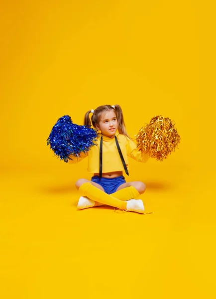 Menina Cheerleader Top Tanque Amarelo Shorts Azuis Senta Com Pompons — Fotografia de Stock