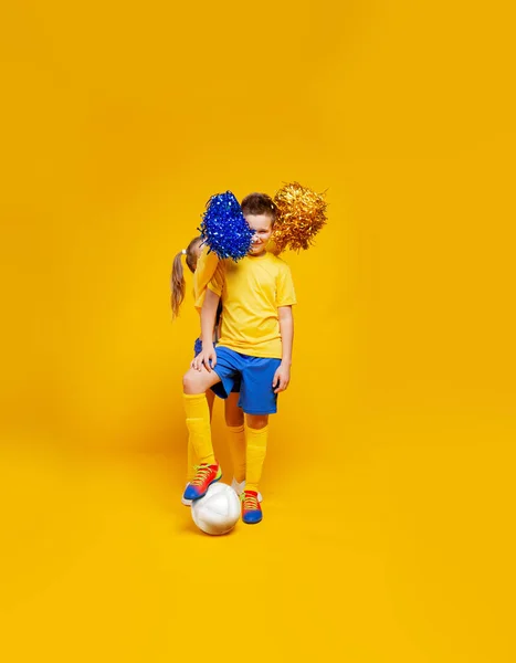 Bonito Cheerleader Menina Jogador Futebol Mesmo Uniforme Estão Segurando Bola — Fotografia de Stock