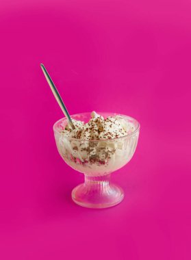 Cam kasede çikolatalı kremalı tatlı.