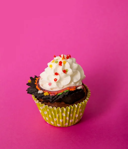 Cupcake Frișcă Decor Formă Inimă Fundal Roz — Fotografie, imagine de stoc