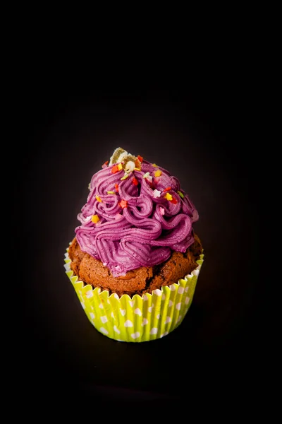 Cupcake Halloween Frisca Violet Fundal Negru — Fotografie, imagine de stoc