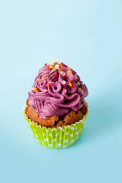 Cupcake Cremă Violet Fundal Albastru — Fotografie, imagine de stoc