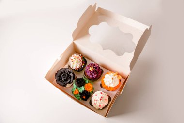 Doğum gününde, Sevgililer Günü 'nde ya da Cadılar Bayramı' nda altı kutu kek.