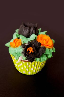 Cadılar Bayramı keki kremalı, turuncu ve siyah güllerle süslenmiş. 