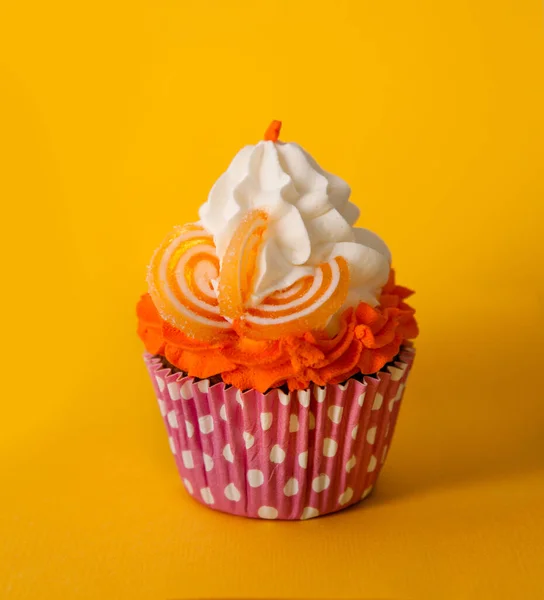 Cupcake Med Vispad Grädde Och Apelsinmarmelad Skivor — Stockfoto