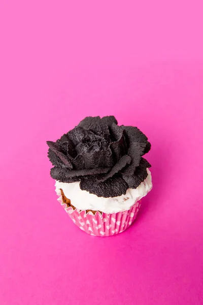 Cupcake Lumânare Flăcări Decorată Cremă Trandafir Negru — Fotografie, imagine de stoc