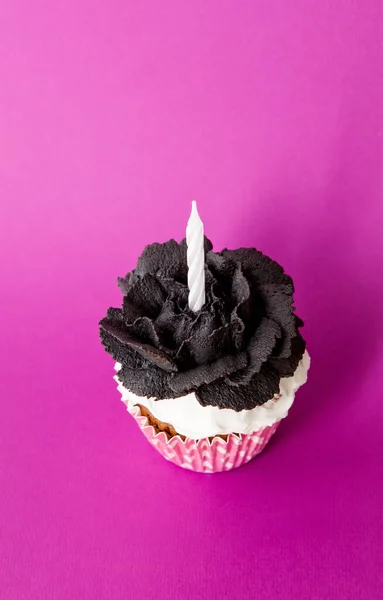 Cupcake Lumânare Flăcări Decorată Cremă Trandafir Negru — Fotografie, imagine de stoc