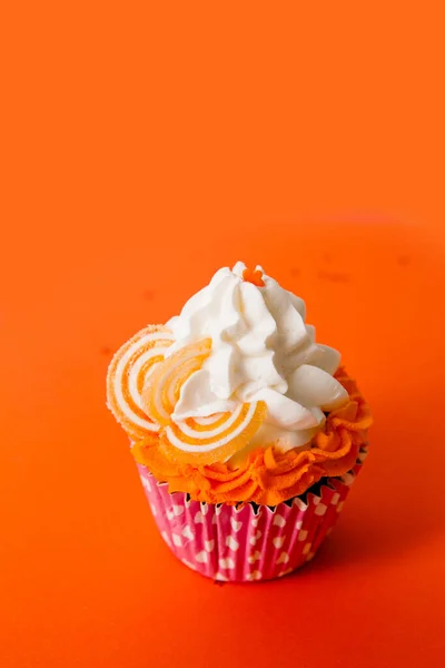 Cupcake Met Slagroom Sinaasappelmarmelade Plakjes — Stockfoto