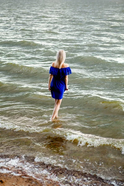 Kız Bileğine Kadar Denize Batmış — Stok fotoğraf