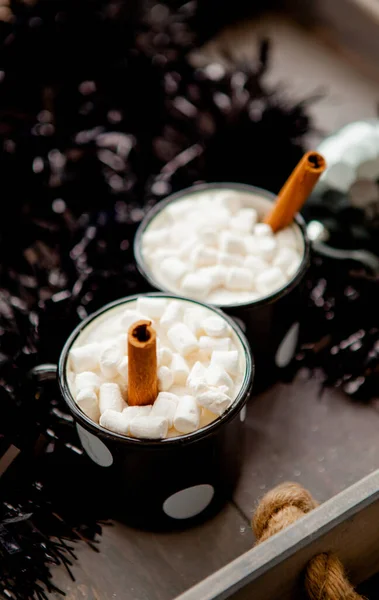 Twee Zwarte Kopjes Met Warme Cacao Marshmallows Met Kaneelstokjes — Stockfoto