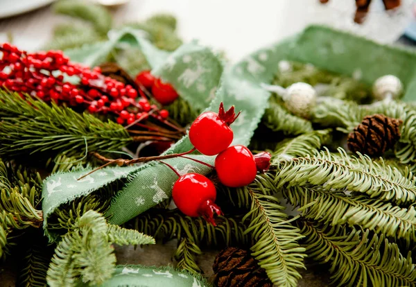 Weihnachtsdekor Elemente Form Von Beeren Auf Einer Tanne — Stockfoto