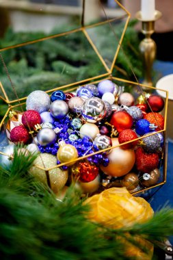 Bir Noel çelengi yaratmak üzerine atölye çalışması. 