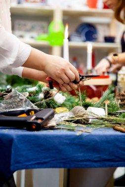 Bir Noel çelengi yaratmak üzerine atölye çalışması. 