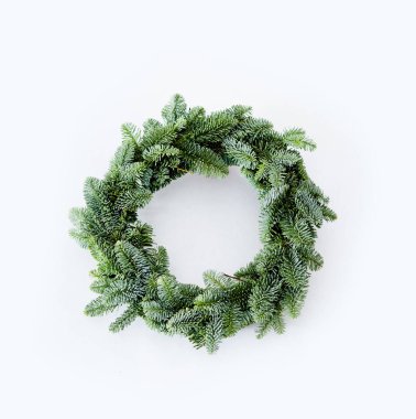 Açık gri arkaplanda Noel çelengi