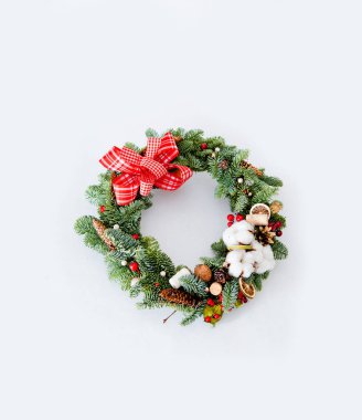 Noel çelengi kırmızı parlak boncuklarla pamuk ve kurutulmuş portakallarla