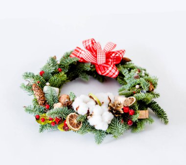 Noel çelengi kırmızı parlak boncuklarla pamuk ve kurutulmuş portakallarla