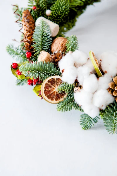 Weihnachtskranz Mit Rot Glänzenden Perlen Mit Blumen Aus Baumwolle Und — Stockfoto