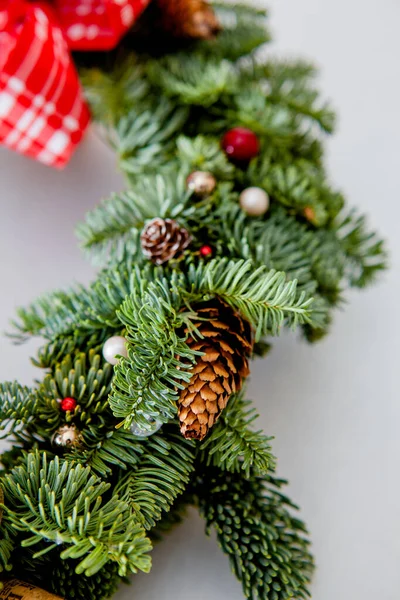 Weihnachtskranz Mit Rot Glänzenden Perlen Mit Blumen Aus Baumwolle Und — Stockfoto