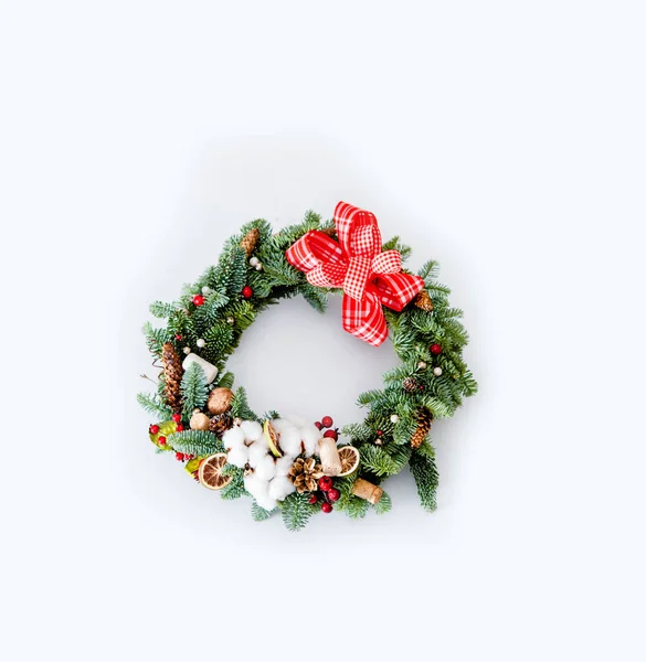 Corona Navidad Con Cuentas Rojas Brillantes Con Flores Algodón Naranjas —  Fotos de Stock