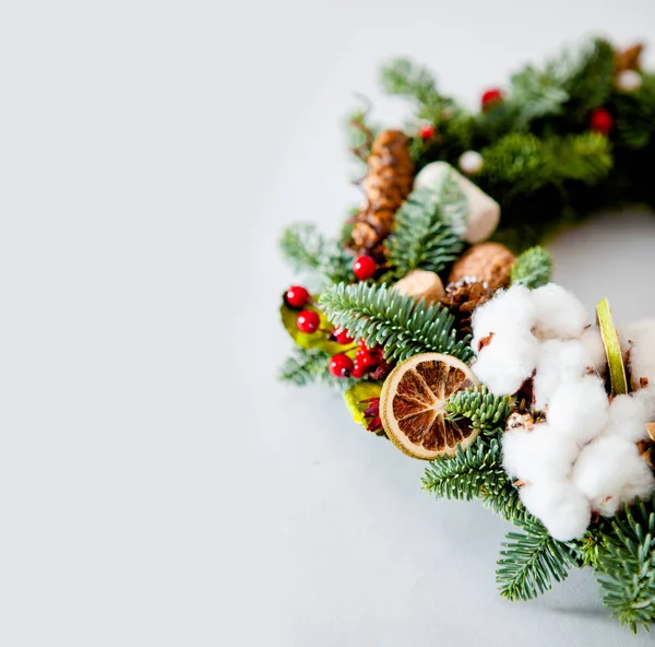 Weihnachtskranz Mit Rot Glänzenden Perlen Mit Blumen Aus Baumwolle Und — Stockfoto