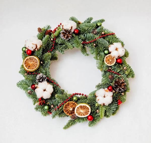 Christmas Wreath Red Shiny Beads Cotton Slices Dried Oranges — Stock Photo, Image