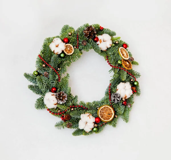 Corona Navidad Con Cuentas Rojas Brillantes Con Algodón Rodajas Naranjas —  Fotos de Stock