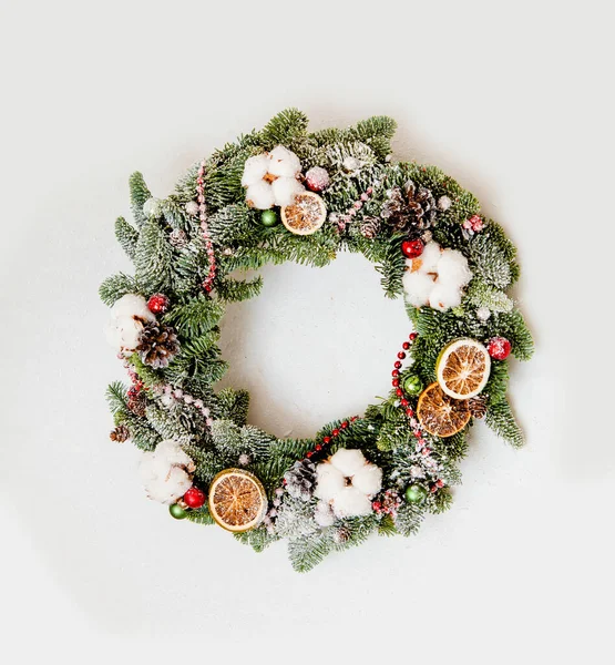 Christmas Wreath Red Shiny Beads Flowers Cotton Slices Oranges — Stock Photo, Image