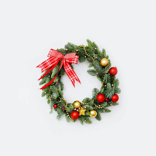 松葉飾りの冬の花輪の要素クリスマスボール — ストック写真