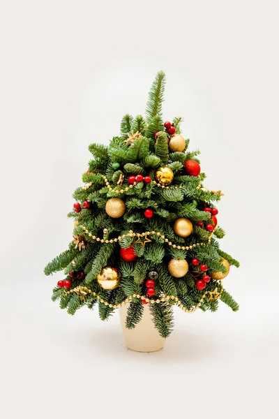 布や玉の花で飾られたモミの木で作られた新年 — ストック写真