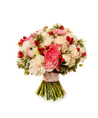 Zarif güller, karanfiller ve hiperikum buketi.