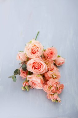 Eski mavi taburede pembe güller