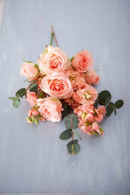 Eski mavi taburede pembe güller