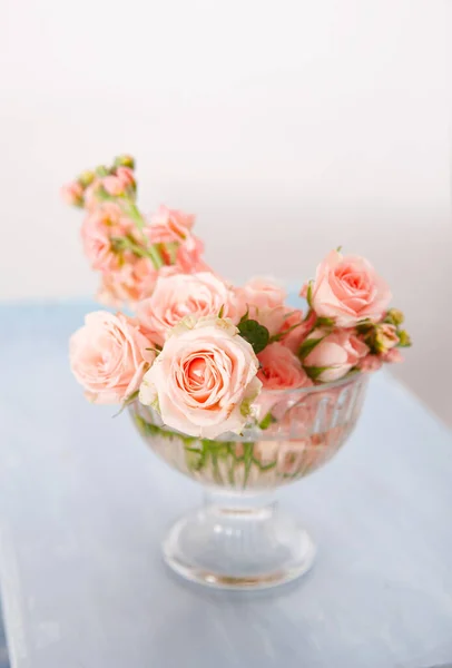 Růžové Růže Skleněné Váze Pozadí Vinobraní Stoličky — Stock fotografie