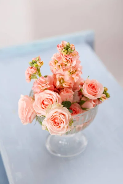 Rosas Rosadas Jarrón Vidrio Sobre Fondo Taburete Vintage —  Fotos de Stock