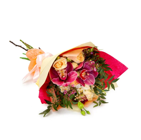 Csokor Rózsa Alstroeméria Szegfű Orchidea Csomagolópapírban — Stock Fotó