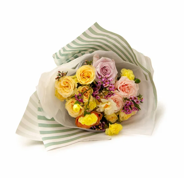 Bouquet Rose Bianche Viola Carta Marrone Artigianale Sfondo Bianco — Foto Stock