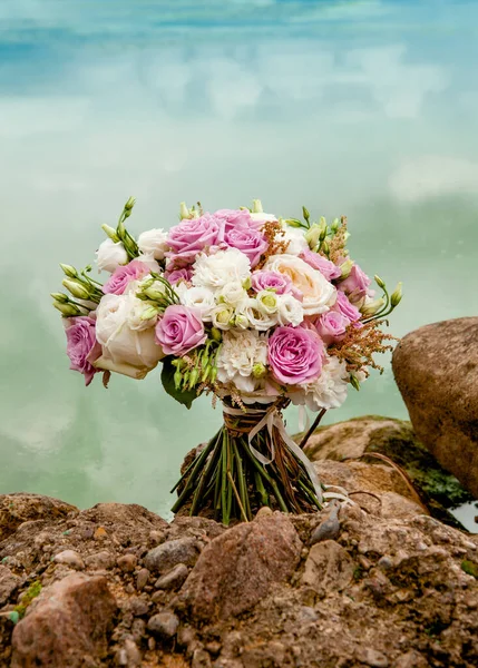 Buquê Casamento Tons Violeta Branco Rosas Eustoma Fotografado Pedras Pelo — Fotografia de Stock