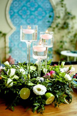 Çiçeklerle süslenmiş bir masa.