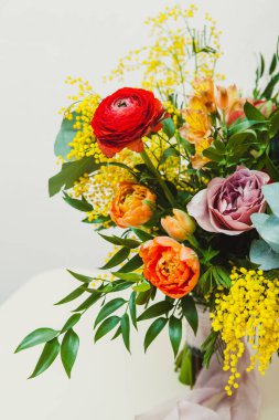 kırmızı ve sarı çiçekler düğün buketinde