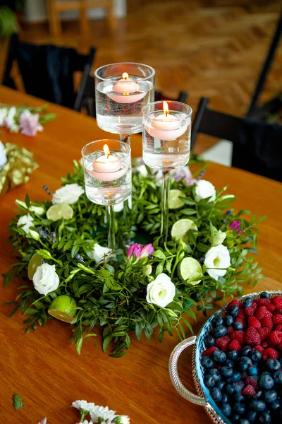 Çiçeklerle Süslenmiş Bir Masa — Stok fotoğraf