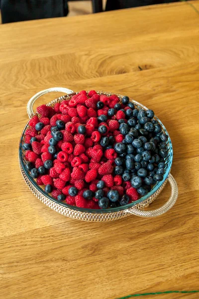银盘中的覆盆子和蓝莓 — 图库照片