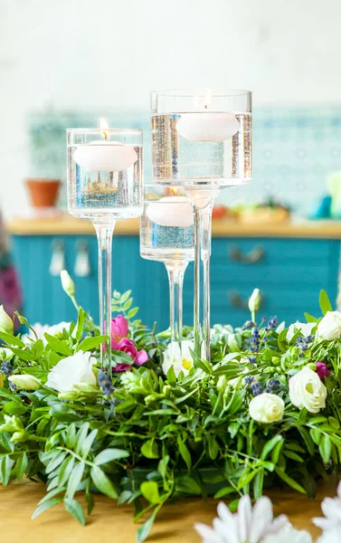 Çiçeklerle Süslenmiş Bir Masa — Stok fotoğraf