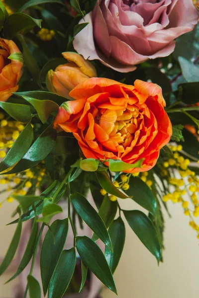 Elementen Van Een Bruiloft Boeket Gele Mimosa Paarse Bloemen — Stockfoto