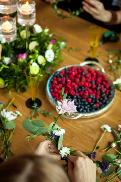 Hacer Guirnaldas Flores Naturales — Foto de Stock